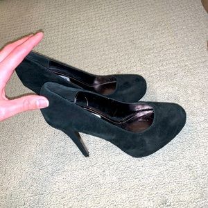 Steve Madden suede pumps never worn. Size 7.5 in perfect condition